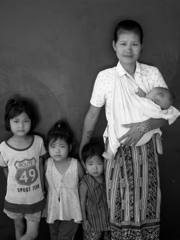 Eh Ka Lu's mother and sisters